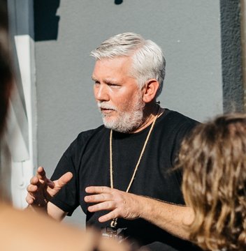 Portrait Michael Schmutzer, Gründer und Geschäftsführer des Unternehmens Neue Höfe