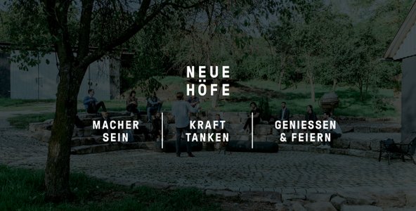 Neue Höfe Konzept mit drei Themen: Macher sein, Kraft tanken, Genießen und feiern, im Hintergrund ein Bild mit einem kleinen Amphi-theater aus Granit im Garten/Hof, ein Mann hält einen Vortrag vor Zuhörer*innen. 