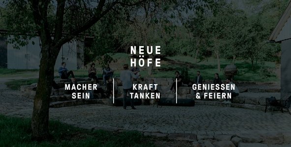 Neue Höfe Konzept mit drei Themen: Macher sein, Kraft tanken, Genießen und feiern, im Hintergrund ein Bild mit einem kleinen Amphi-theater aus Granit im Garten/Hof, ein Mann hält einen Vortrag vor Zuhörer*innen. 